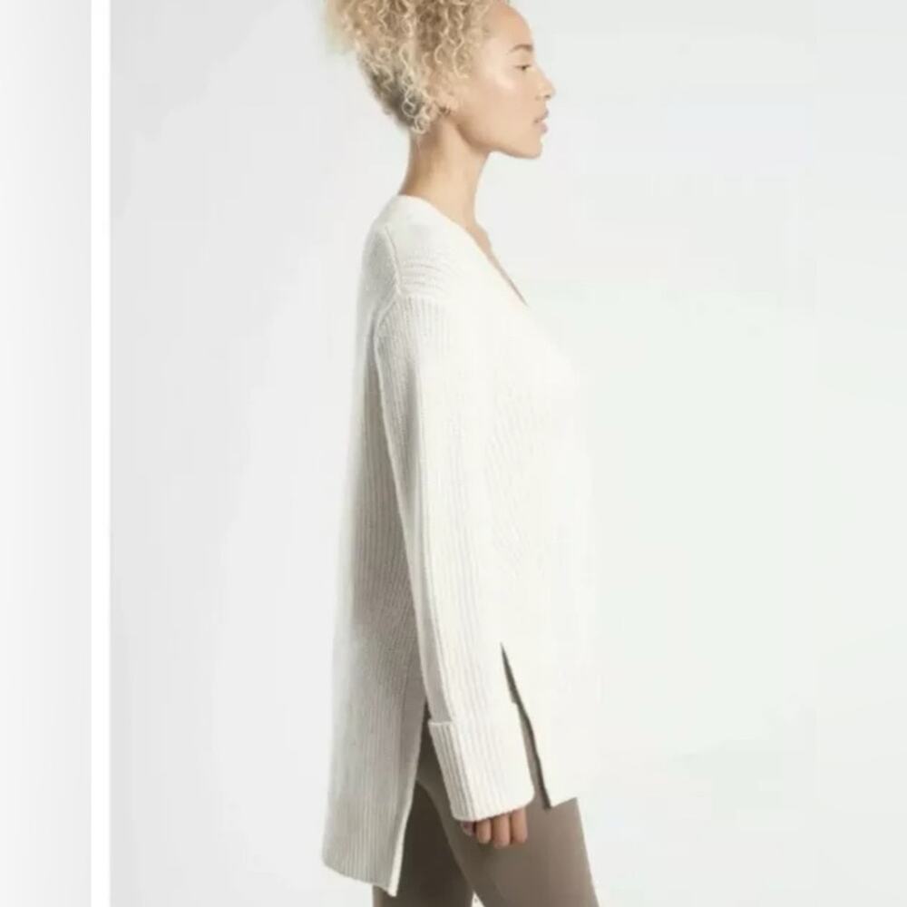 Athleta Shasta V-Neck Oversized Wool Chunky Knit Ivory
Dove Chunky Sweater Small - Picture 3 of 12